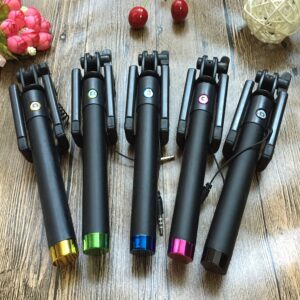 Tongsis Kabel Full Black Selfie Stick Monopod Holder Universal Adjustable Tripod Mini Selfie Stick Kabel Jack 3.5mm Compatible Android iOS Smartphone Ringan Portable Lipat Praktis Untuk Traveling Vlogging Foto Selfie - Gambar 4