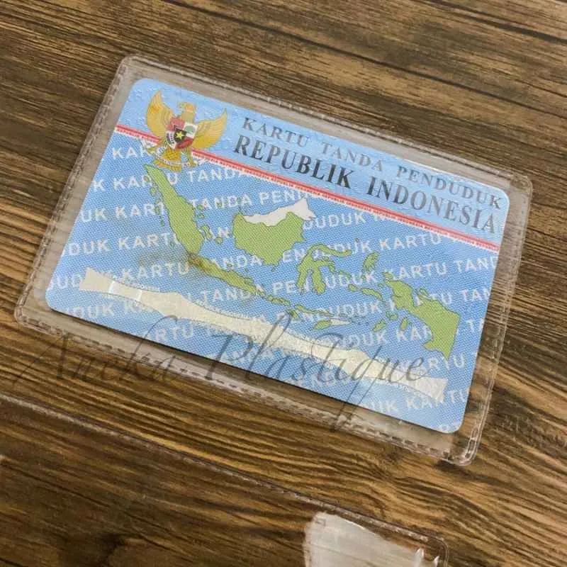 Plastik Pelindung Kartu ATM KTP SIM Transparan Waterproof Cover Card Holder Sleeve Mika Bening Tebal Anti Air Pelindung Chip Magnetik Anti Gores untuk Dompet Kartu Nama Agar Tidak Baret Terkelupas Awet - Gambar 4