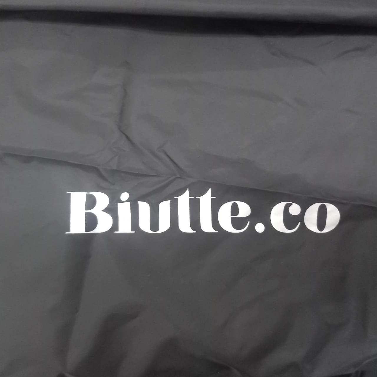 Biutte.co Jubah Apron Kip Pangkas Rambut WB03 Black Salon Barbershop Cape Nylon untuk Potong Rambut Dewasa Pelindung Pakaian dari Rambut dan Cipratan Air dengan Karet Leher Mudah Dicuci Ukuran 140x113cm - Gambar 4