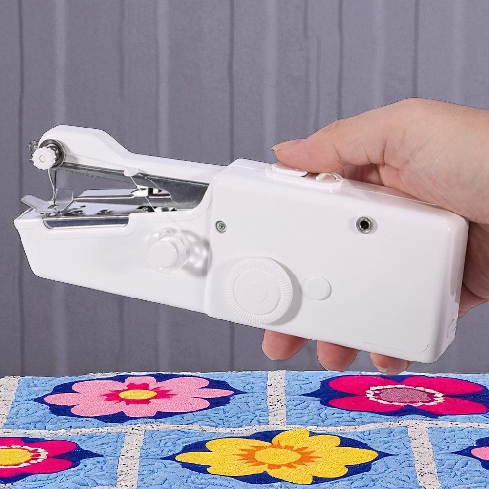 EnName CS-101B Mesin Jahit Mini Handy Stitch Portable Handheld Sewing Machine Jahit Otomatis Baterai 4x AA Tanpa Kabel untuk Perbaikan Pakaian Kain Tipis hingga Sedang Praktis Dibawa Traveling Rumah Kantor dan Jahitan Darurat - Gambar 5