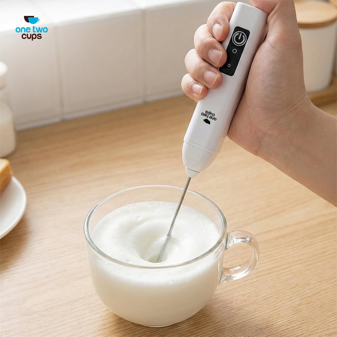 One Two Cups HMP01 Hand Mixer Mini 500mAh Milk Frother Pengocok Telur Kopi Susu 3 Kecepatan USB Type C Rechargeable Stainless Steel 304 untuk Membuat Buih Susu Cappuccino Latte dan Minuman Favorit di Rumah Warna Putih - Gambar 5